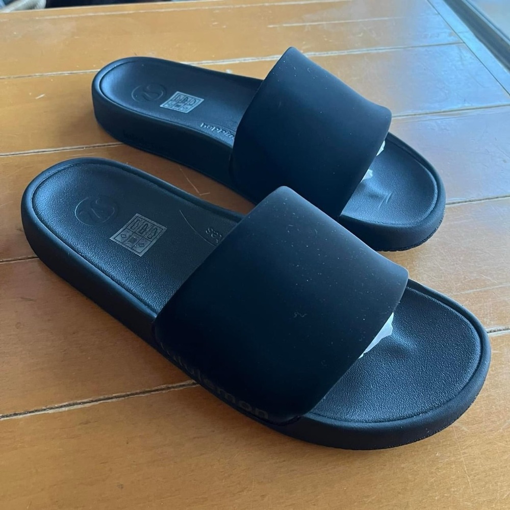 lululemon Restfeel Women's Slides -- New in Box
Size 40.5 (women's 9)